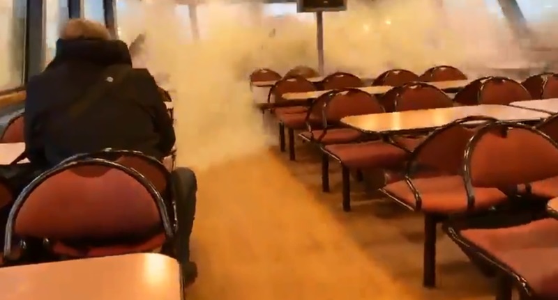 看世界/风暴尤尼斯袭欧洲多国 河水冲破德渡轮玻璃