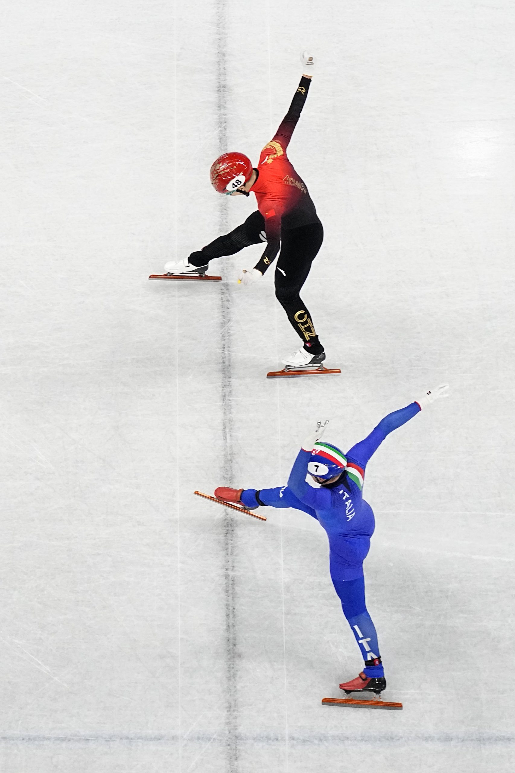 短道速滑接力赛险胜意大利 中国“一刀”摘首金