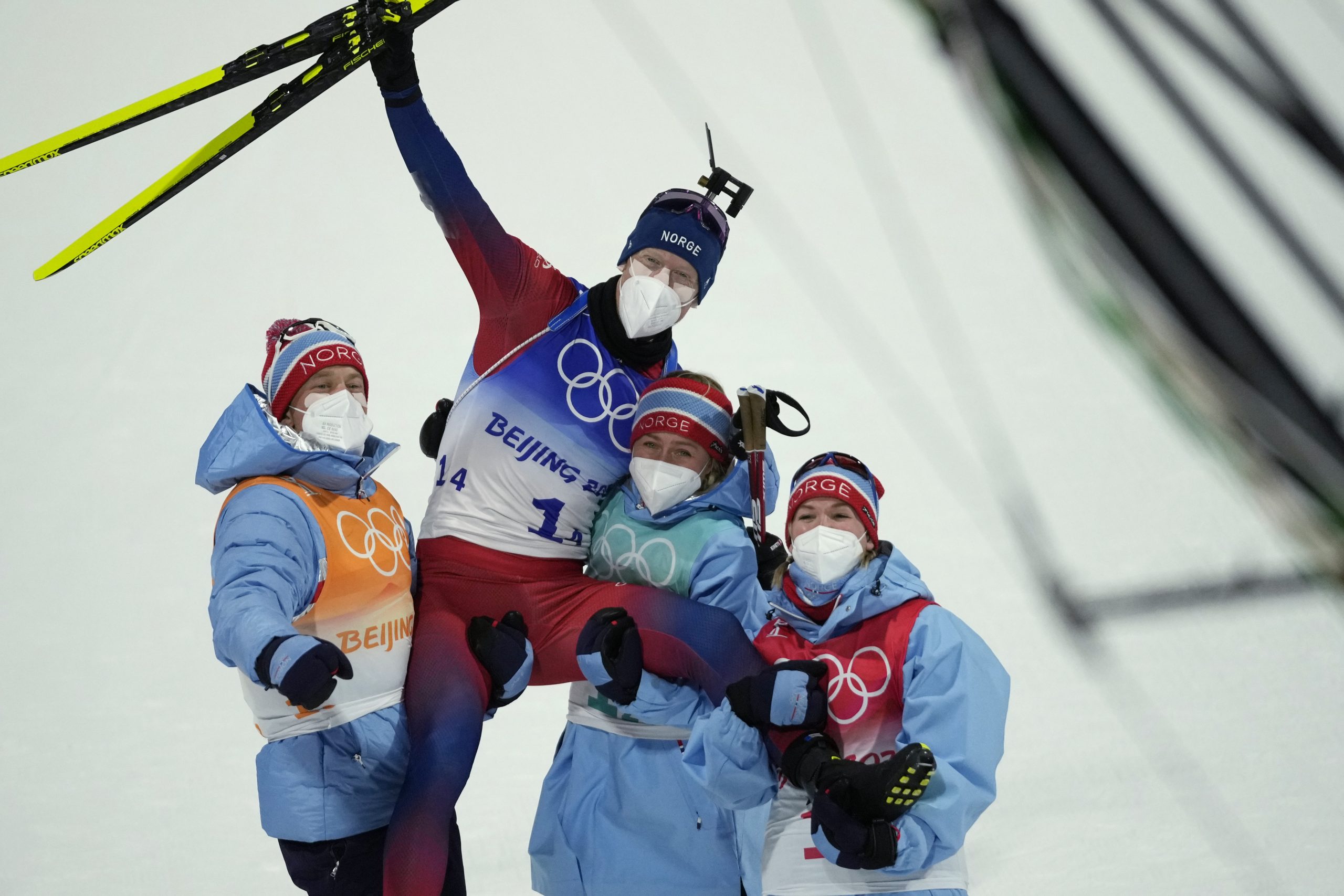 短道速滑接力赛险胜意大利 中国“一刀”摘首金
