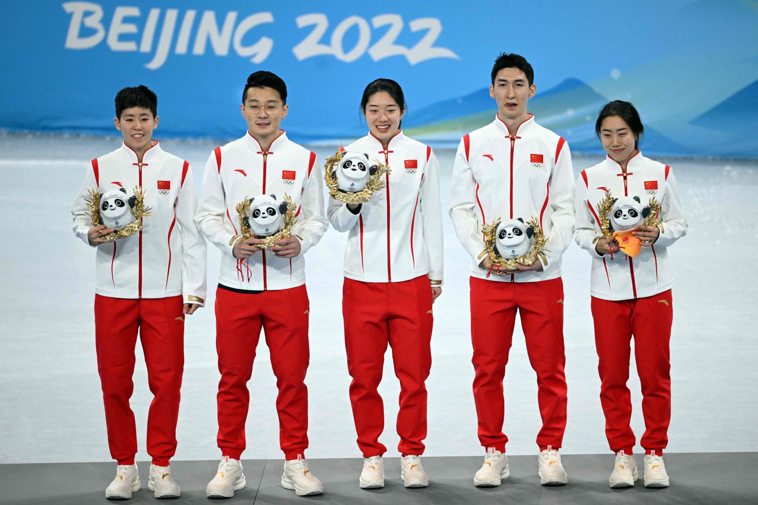 短道速滑接力赛险胜意大利 中国“一刀”摘首金