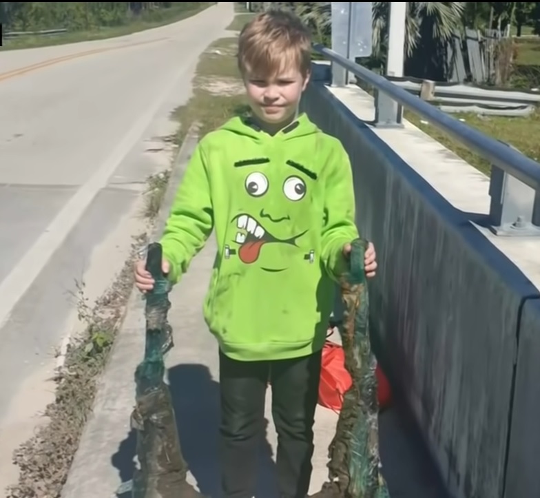 磁铁垂钓意外收获 钓起2把莱福鎗