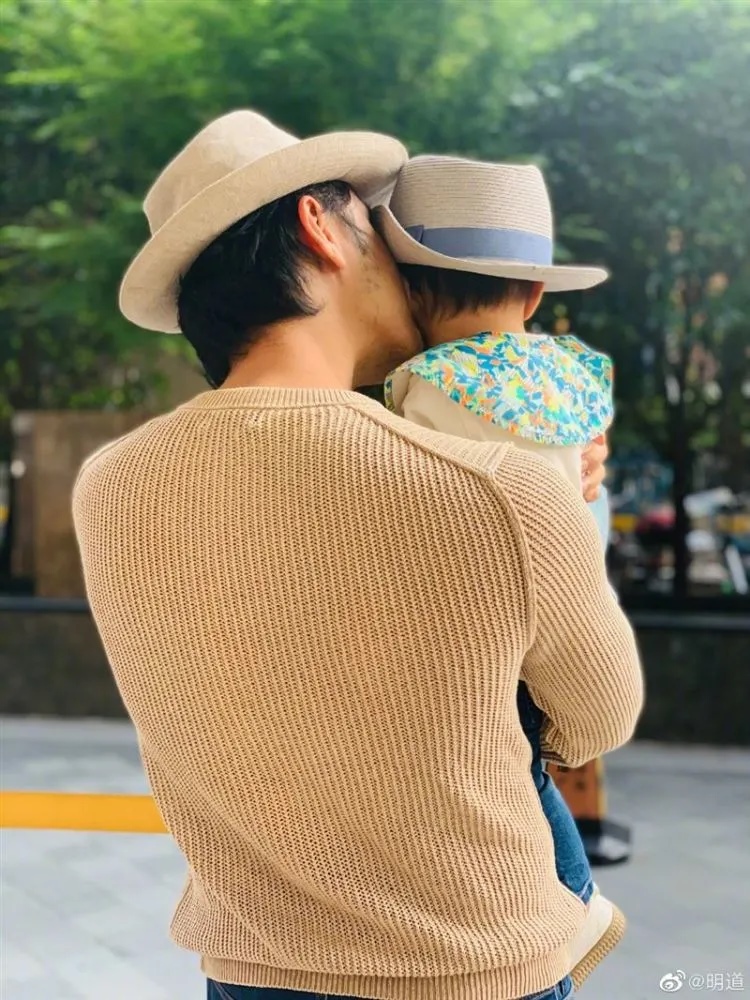 童星妈发文道歉.明道认不该爆粗