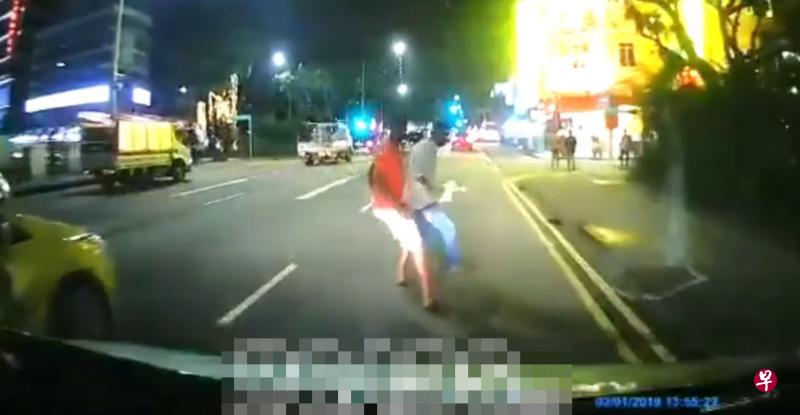 网上流传危险过马路视频 脚踏车载童闯红灯 2男繁忙车道穿梭