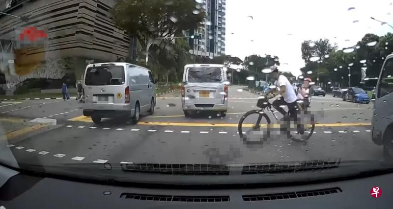 网上流传危险过马路视频 脚踏车载童闯红灯 2男繁忙车道穿梭