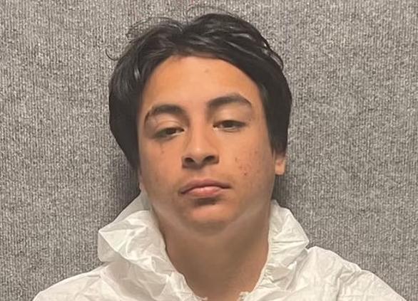 美国20岁男子枪杀父母，还与到场警察交火