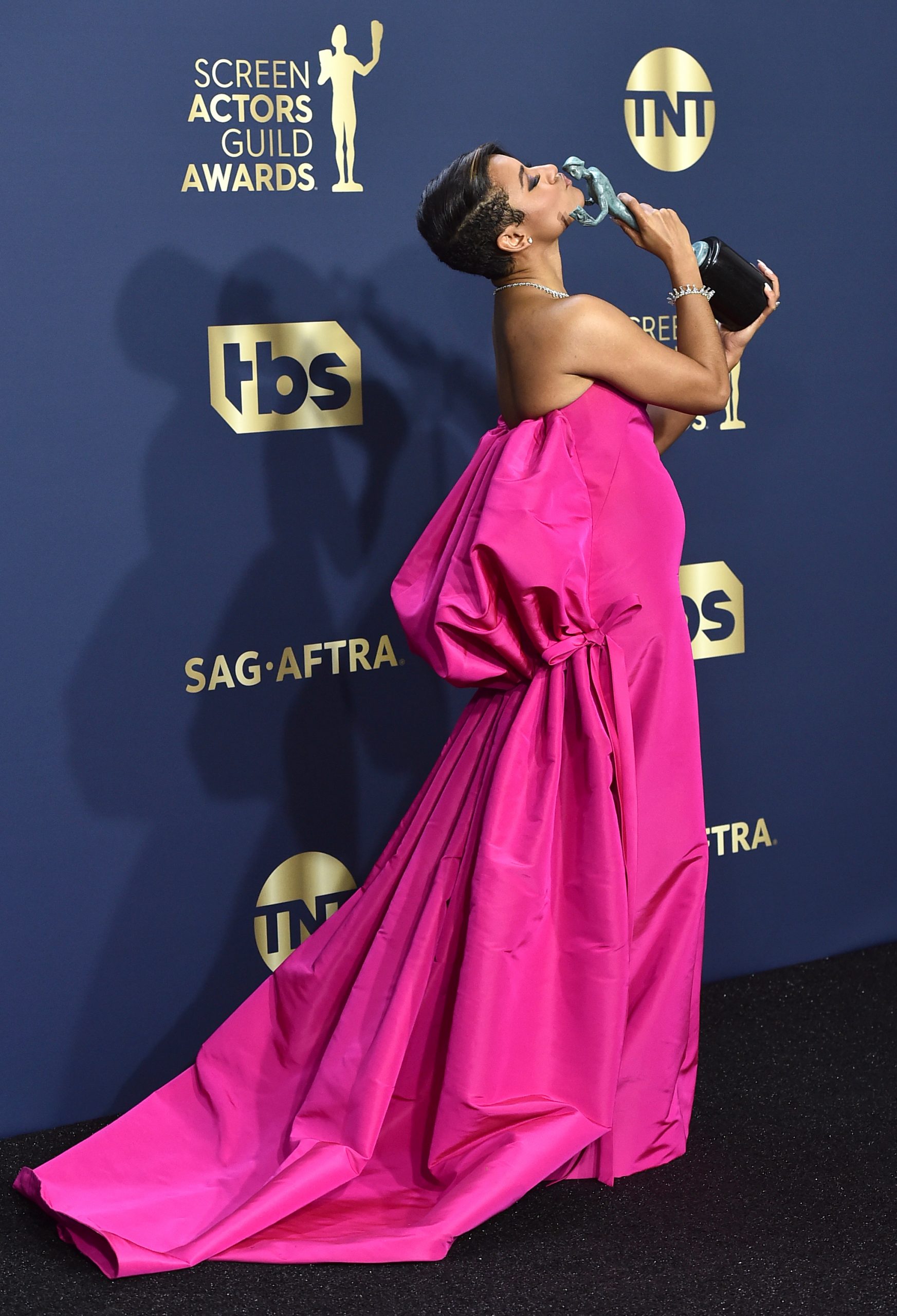 美国演员工会奖|与郑好娟改写纪录 李政宰封帝喊:出大事了