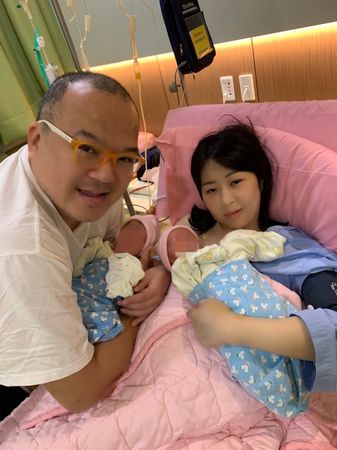 考量小孩未满月 明金成告别式延期