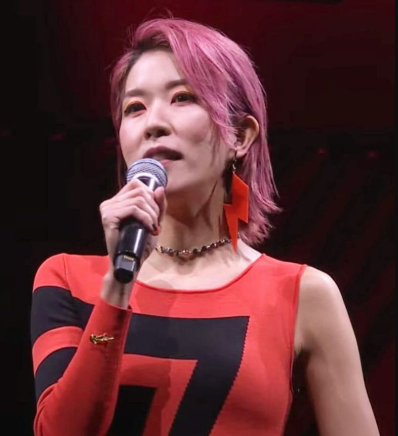 节目拍档确诊 郑裕玲戴双层口罩开麦