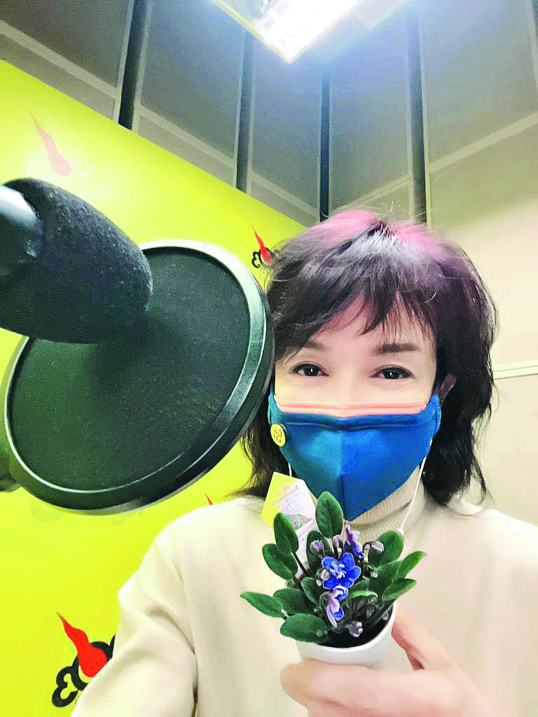 节目拍档确诊 郑裕玲戴双层口罩开麦