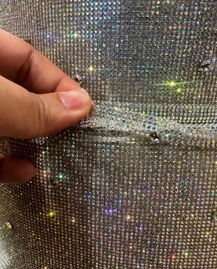 花7千订制Swarovski水晶结婚蛋糕 新郎:“水晶变普通珠子”