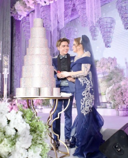 花7千订制Swarovski水晶结婚蛋糕 新郎:“水晶变普通珠子”