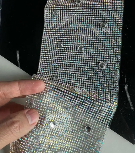 花7千订制Swarovski水晶结婚蛋糕 新郎:“水晶变普通珠子”