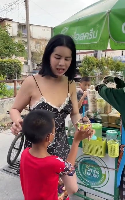 视频 | 短裙被小男孩掀开露出屁股·女子差点一巴打下去