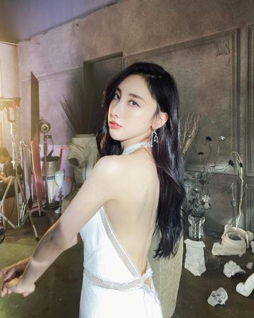 许靖韵确诊 飞机一落地被救护车载走