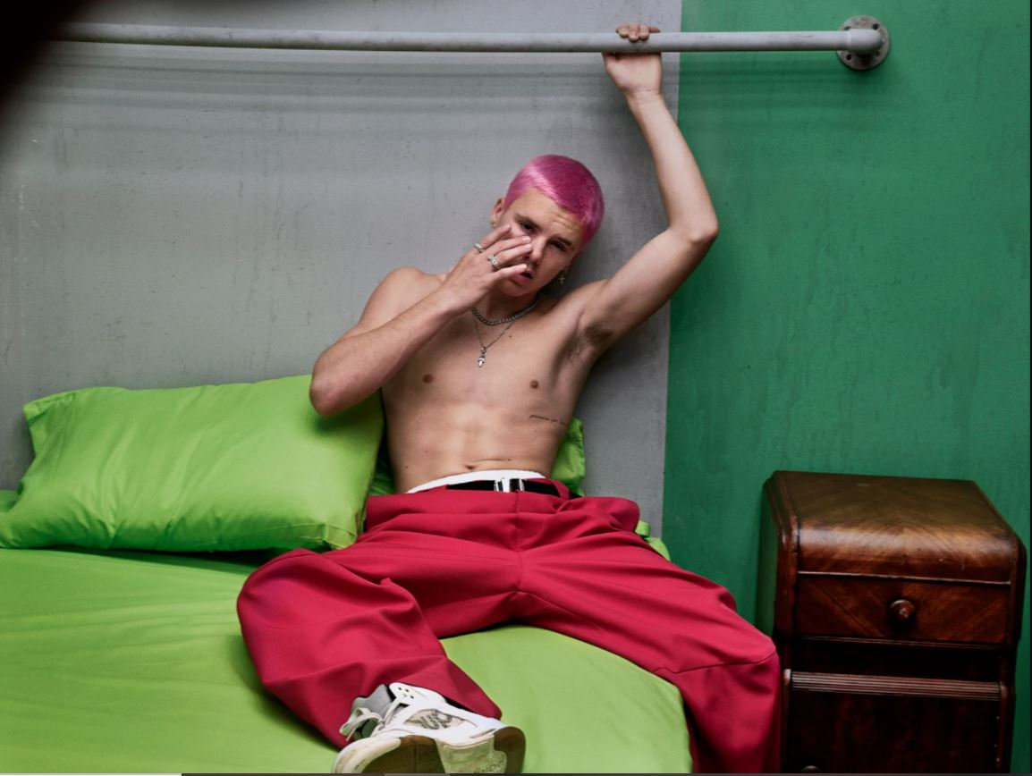 贝克汉姆17岁儿出道了! 头发染粉红露6块肌攻乐坛