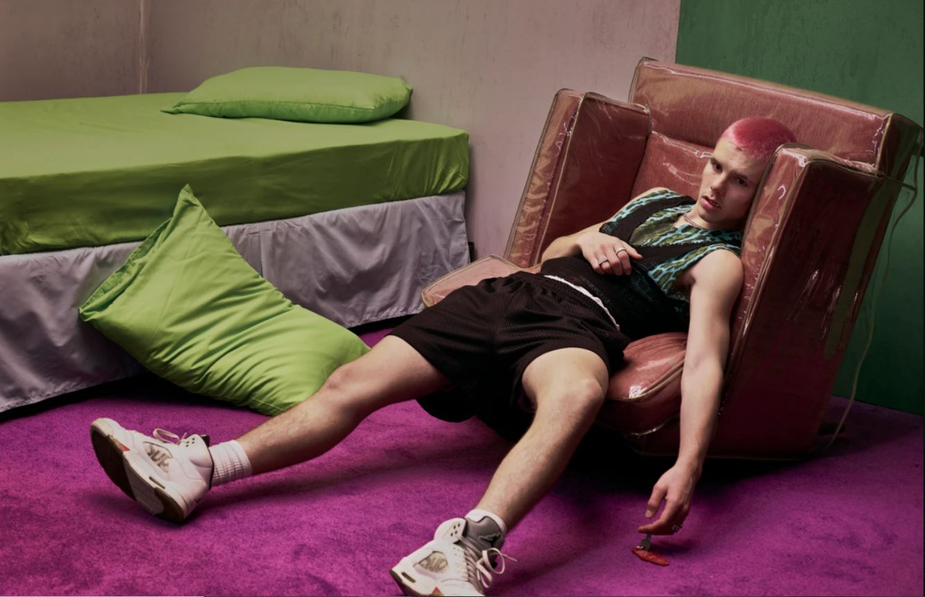 贝克汉姆17岁儿出道了! 头发染粉红露6块肌攻乐坛