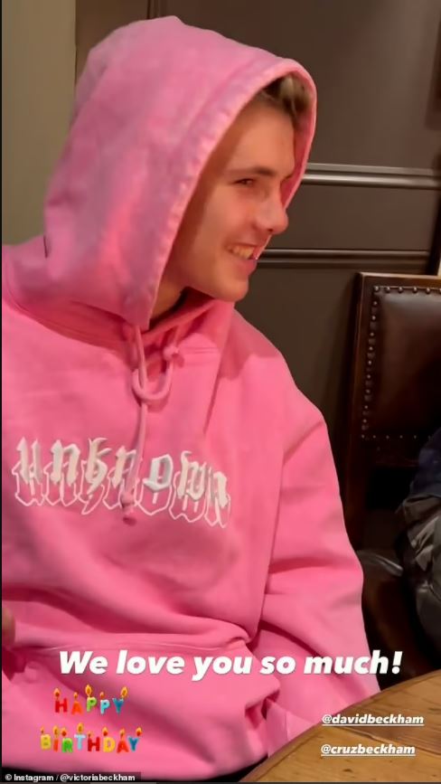 贝克汉姆17岁儿出道了! 头发染粉红露6块肌攻乐坛