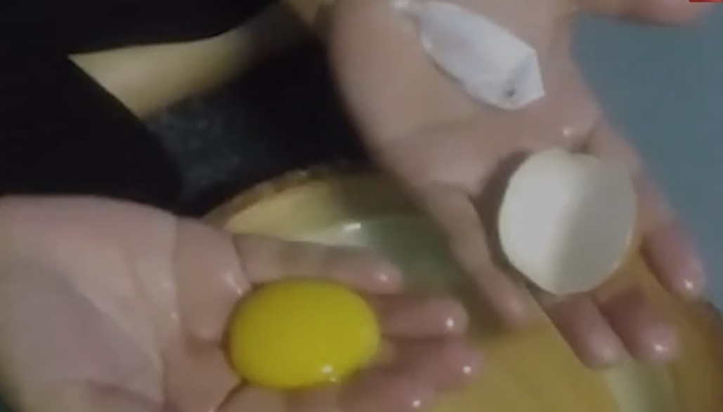 质疑鸡蛋是人造蛋?女子被网讥:没吃过蛋吗?