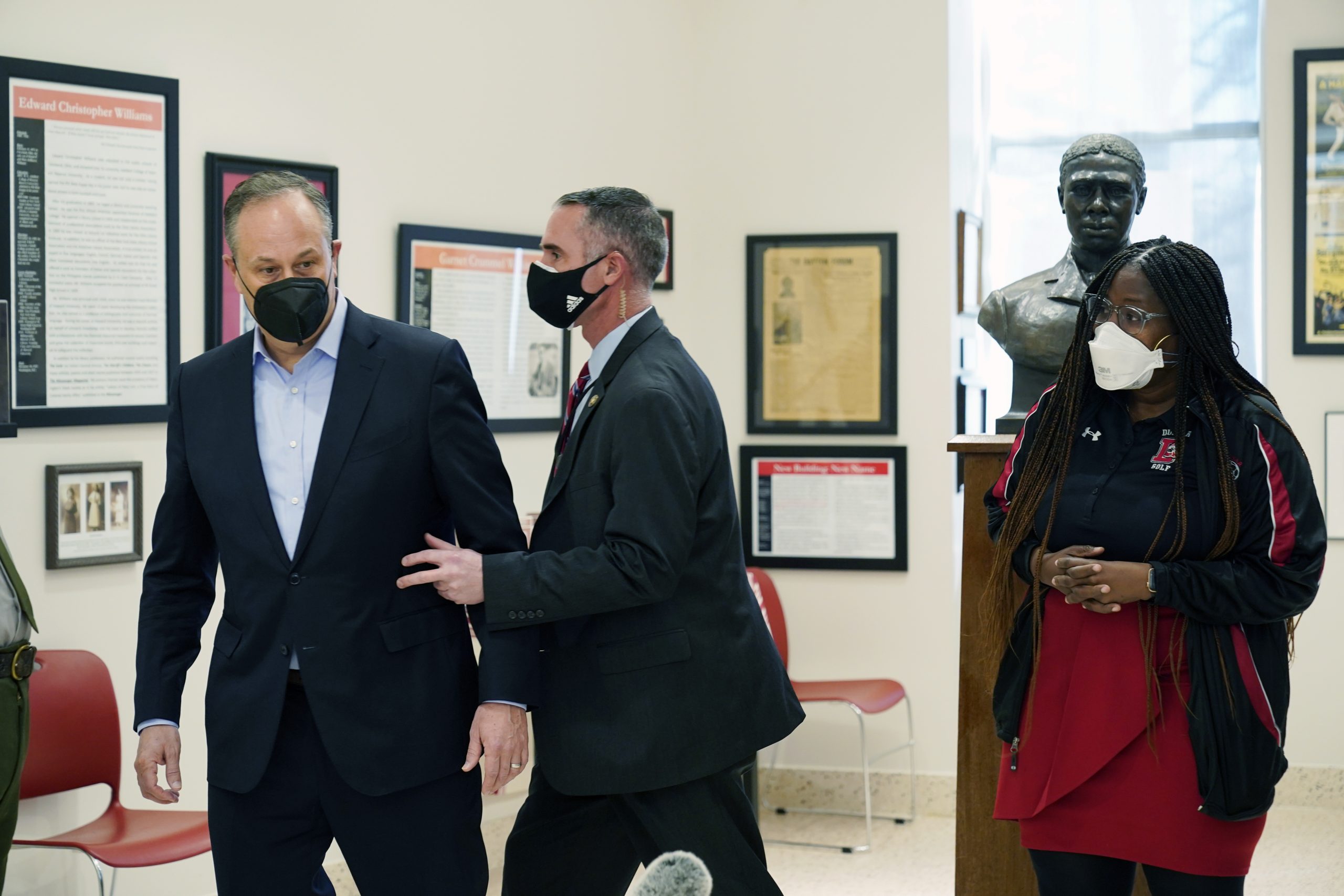  贺锦丽夫婿参加华府学校活动 因炸弹恐吓紧急疏散