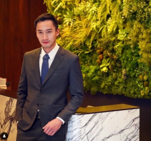 赖弘国新欢带球嫁? 手遮肚求婚现场泄密