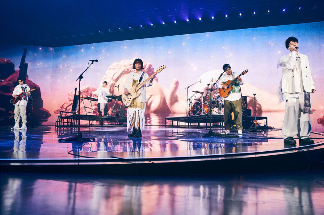 违5年再攻蛋 青峰台上掩面痛哭