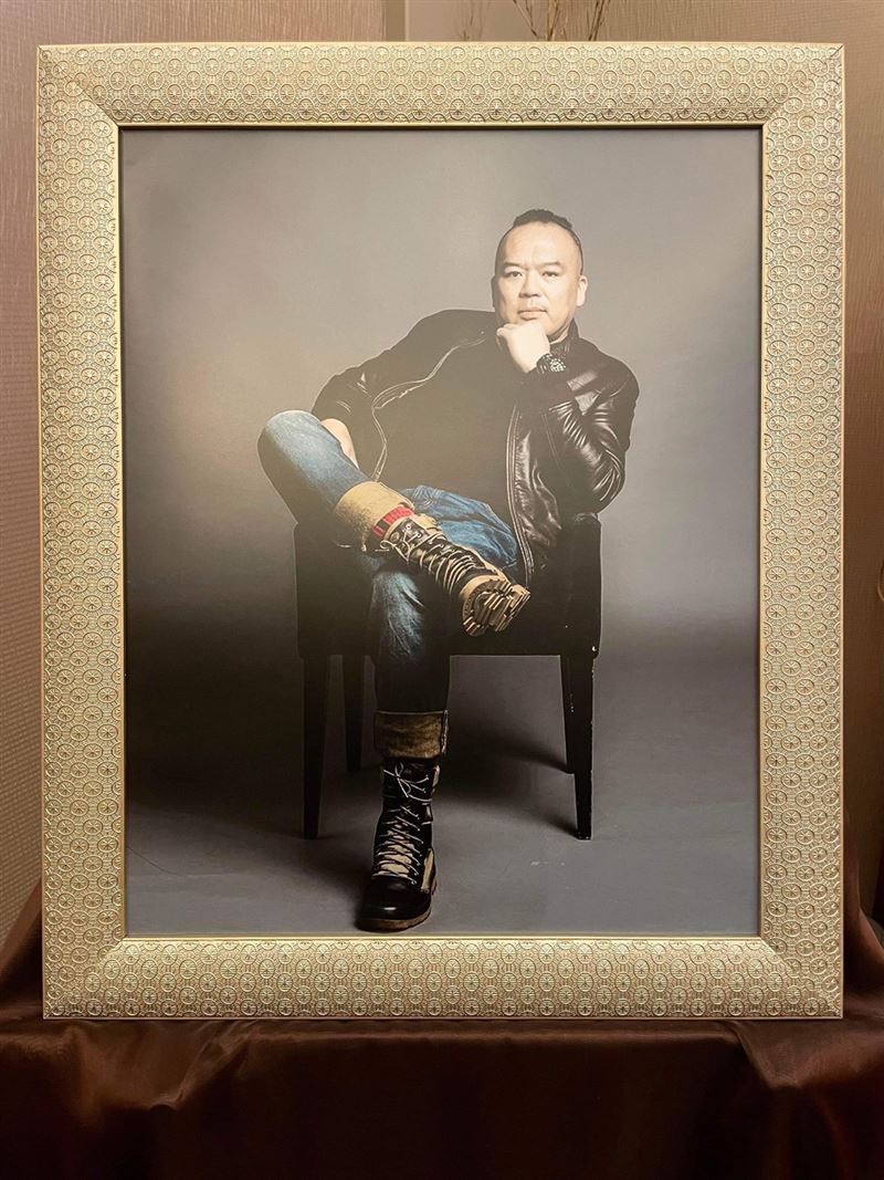 遗孀心碎无言发视频　曝明金成生前逗龙凤胎