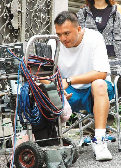 遗孀心碎无言发视频　曝明金成生前逗龙凤胎