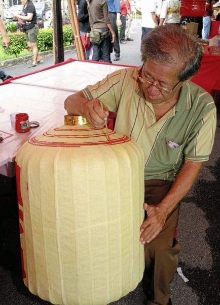 郑锦华／明亮不熄的姓氏灯笼──缅怀姓氏灯笼手艺匠师李公克复