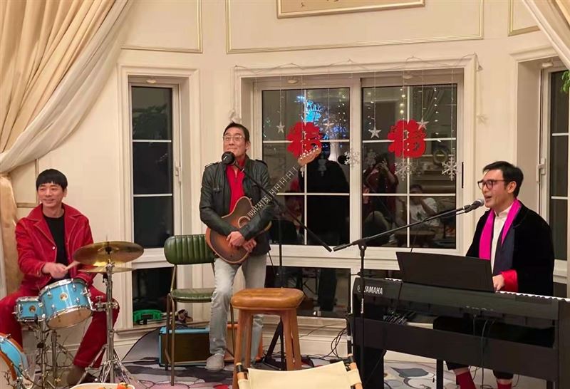 钟镇涛经历破产华丽翻身 上海豪宅替梁家辉庆生