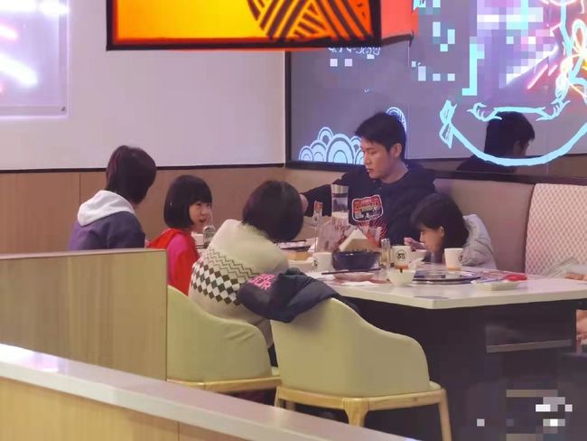 陆毅一家四口聚餐被拍 不老颜值网惊喊：要疯了