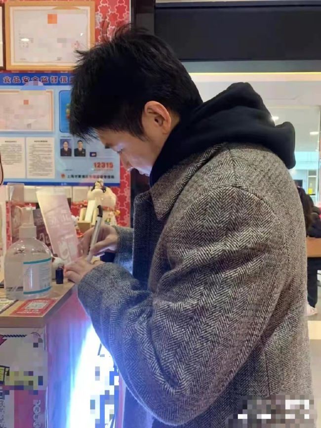 陆毅一家四口聚餐被拍 不老颜值网惊喊：要疯了