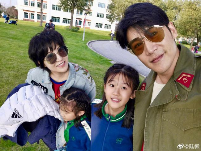 陆毅一家四口聚餐被拍 不老颜值网惊喊：要疯了