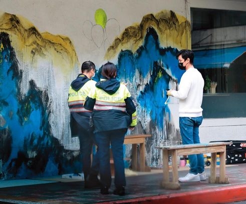 陈乔恩男友曾伟昌街头作画  引来警察关切