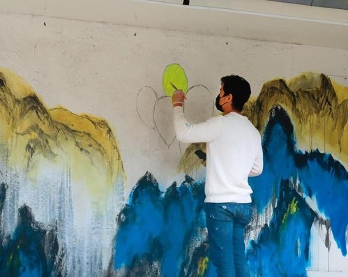 陈乔恩男友曾伟昌街头作画  引来警察关切