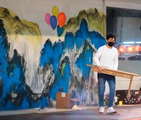 陈乔恩男友曾伟昌街头作画  引来警察关切