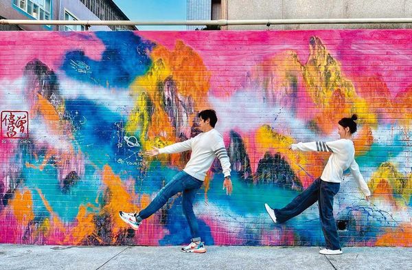 陈乔恩男友曾伟昌街头作画  引来警察关切