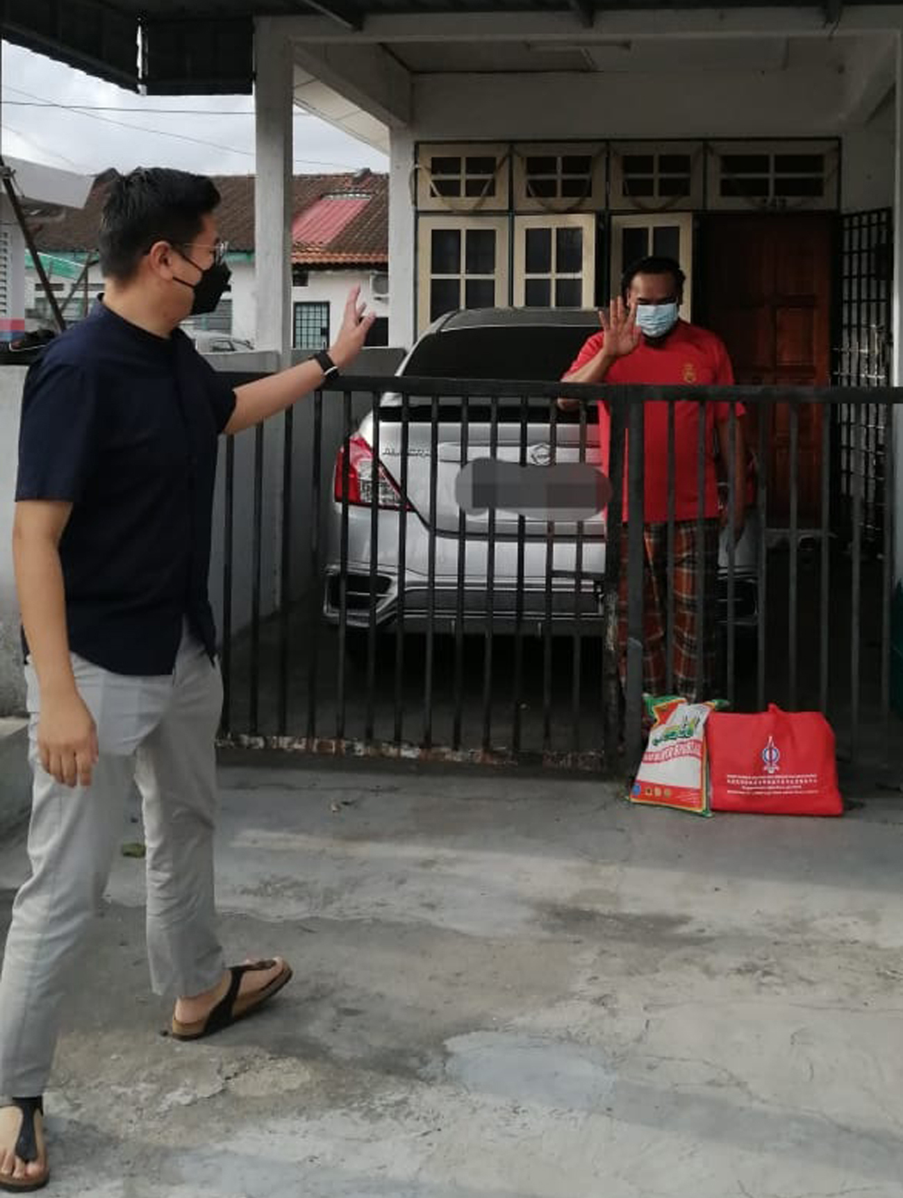 霹雳州冠病︱实兆远确诊者增多 州议员忙送粮给隔离者