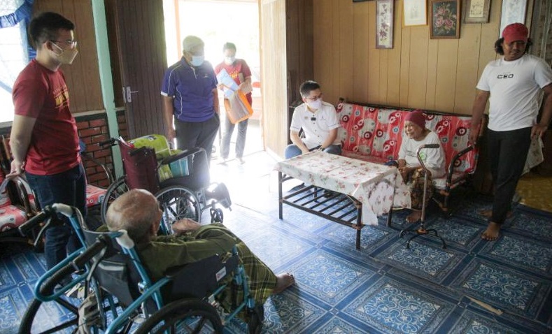 霹／黄家和、阿兹巴里贫协助困及生病长者