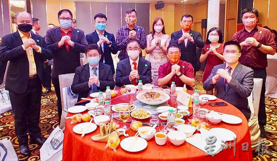 霹:封面主文/霹中总时隔两年再办团拜 朝野社团代表共聚添喜气