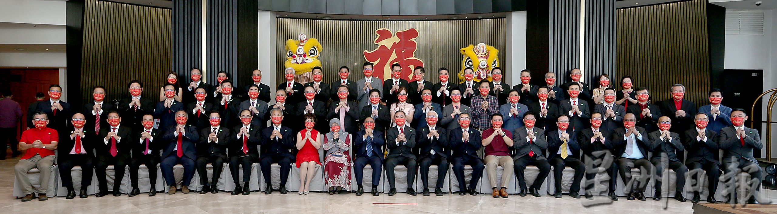 霹:封面主文/霹中总时隔两年再办团拜 朝野社团代表共聚添喜气