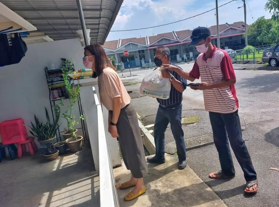 霹:版六头/疫情升温 人民代议士志工团求助电话增