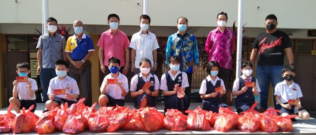 霹:陈顺业发新年礼品予九洞华小学生