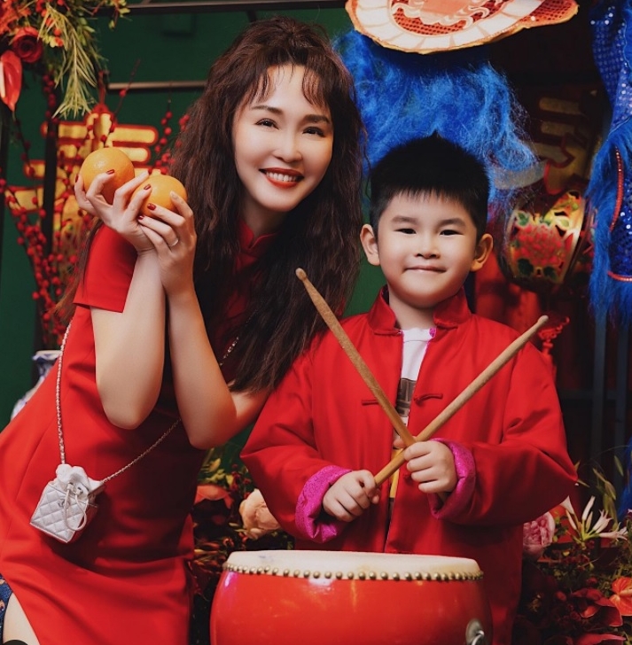 首次与李铭顺分两地过年  范文芳甜喊“我有小情人陪”