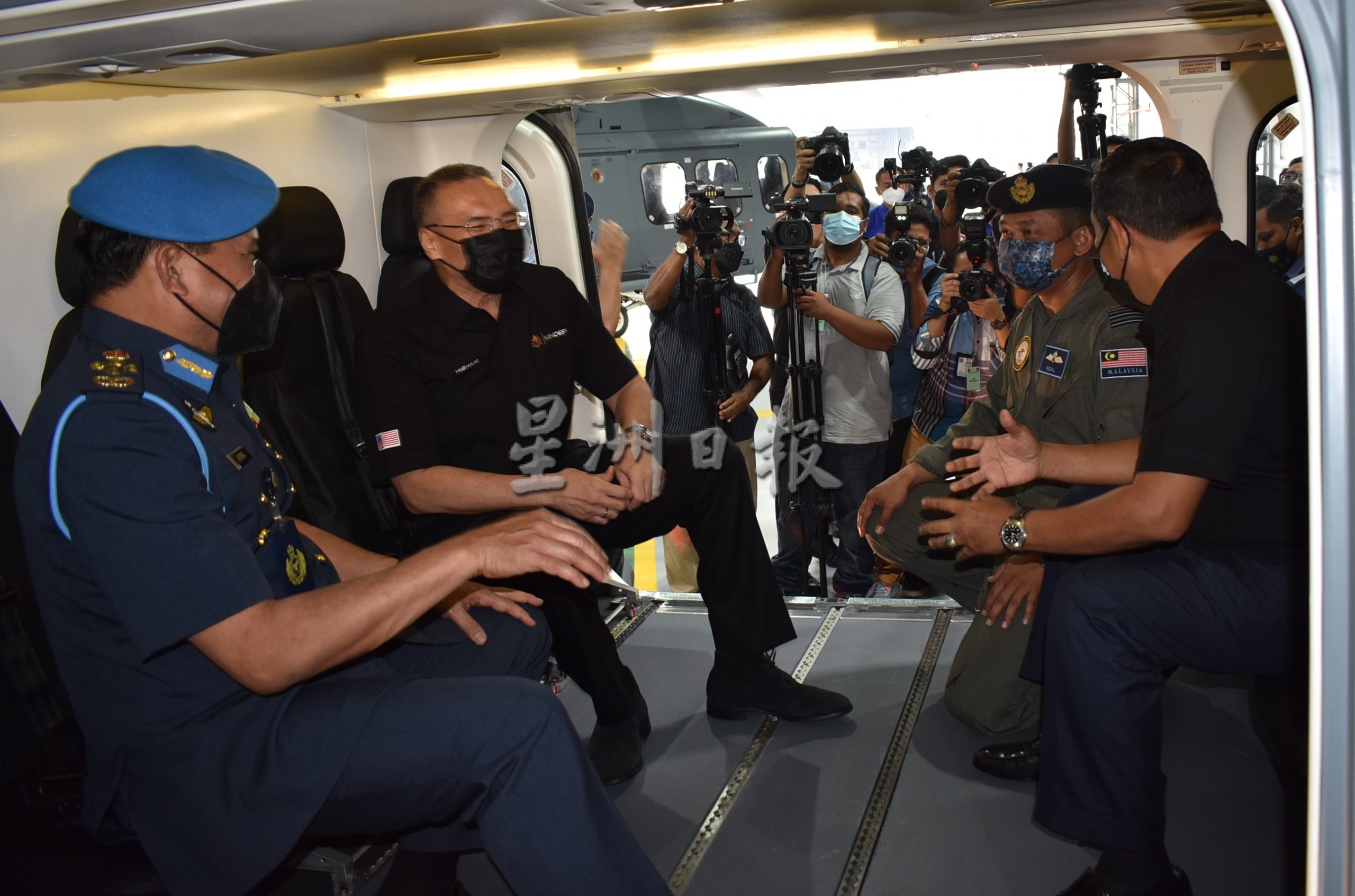 （全国版）大马皇家空军接收4架AW139型直升机