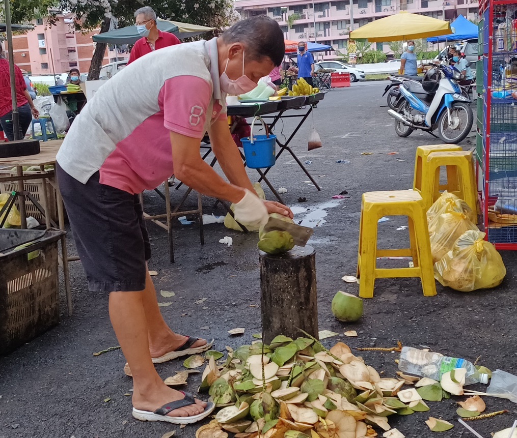 (全国版)暖势力:新邦瓜拉巴刹的椰子商贩夫妻,免费送香草椰给米都市民,让每人都可喝到新鲜的椰水防疫。