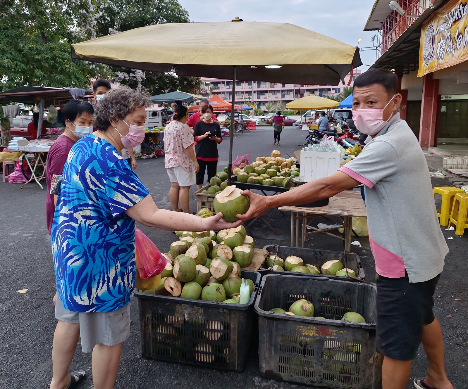 (全国版)暖势力:新邦瓜拉巴刹的椰子商贩夫妻,免费送香草椰给米都市民,让每人都可喝到新鲜的椰水防疫。