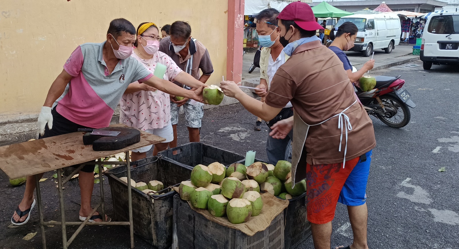 (全国版)暖势力:新邦瓜拉巴刹的椰子商贩夫妻,免费送香草椰给米都市民,让每人都可喝到新鲜的椰水防疫。