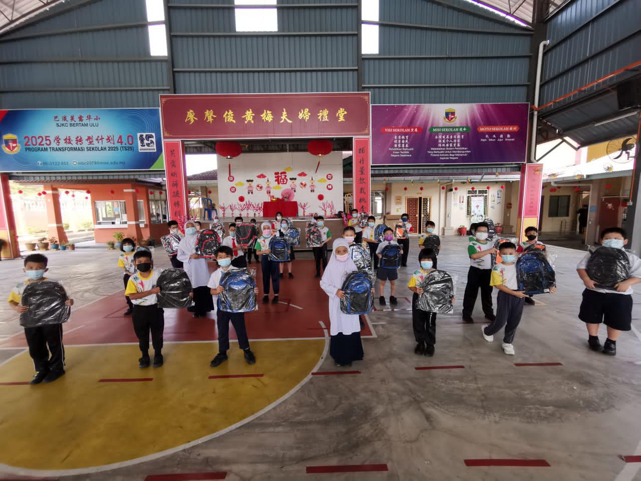 (古城版)巴淡芙露华小爱心校友李光源赠母校学生30书包