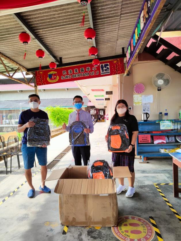 (古城版)巴淡芙露华小爱心校友李光源赠母校学生30书包