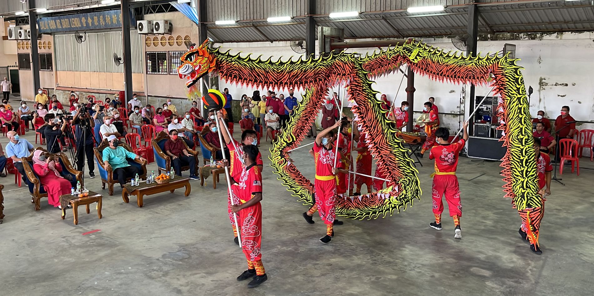 (古城第三版主文)新春联会引爆 精彩龙狮演出令首长心情澎湃